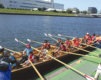 チャーチボートを体験する参加者（横浜市ボート協会提供）
