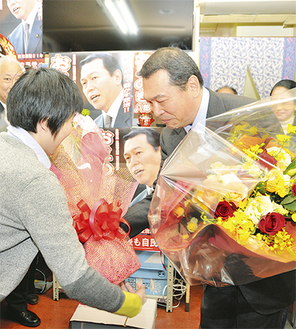 支持者から花束を受け取る小此木氏＝神奈川区の選挙事務所で