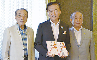 黒岩知事に目録を手渡した江川副会長（右）と梅沢氏（左）
