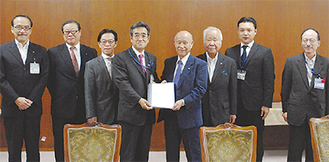鈴木副市長（中央左）に要望書を手渡す小山会長（同右）