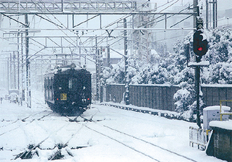 雪中を走るクモハ12形電車