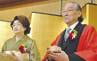 受章した佐藤さん（右）と洋子夫人