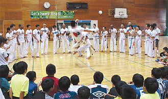 ブラジルの格闘技「カポエイラ」のショー