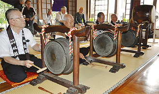 双盤と太鼓 響かせ念仏 正泉寺で伝統仏事 | 鶴見区 | タウンニュース