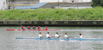 鶴見川で競い合うボート