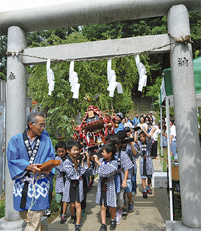 下神明社の鳥居をくぐる子ども神輿