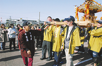 町会住民が見守る中、神輿を担ぐ米軍関係者
