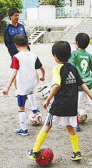 サッカー練習に参加する子ども達