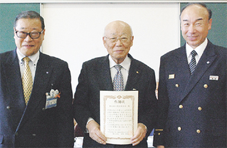 表彰を受ける石川会長（中央）