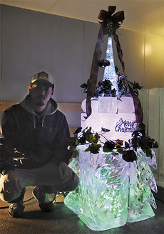 氷のクリスマスツリーと製作者の安藤寿幸さん