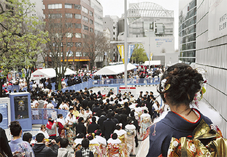 例年多くの新成人が新横浜に集う（写真は昨年）