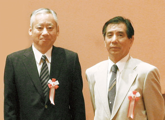 受賞した作大将役の遠藤さん（左）と稲人頭役の辻さん（右）＝写真提供、鶴見田祭り保存会