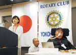 横浜東ＲＣの例会に出席した吉田さん（右）ら主催メンバー