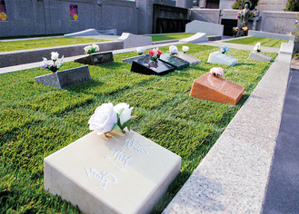 綺麗な芝生の上に、コンパクトな墓石を置く「光華廟」