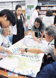 ハザードマップを見ながら地図に印をつける参加者