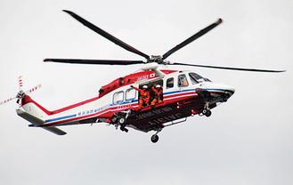 救助訓練を行う市のヘリコプター