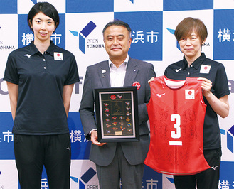 左から岩坂選手、小林副市長、中田監督