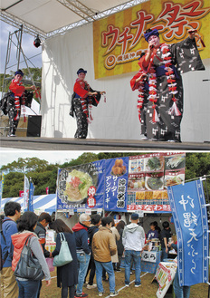 沖縄にゆかりのあるアーティストや伝統芸能のステージ（写真上）や行列のできる沖縄グルメ（写真は昨年）