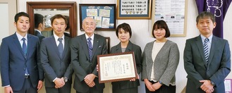 益田正子前校長（左から４人目）と長谷川勝一学校運営協議会会長（左から３人目）、教諭ら