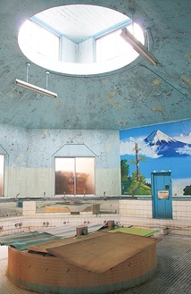 丸い湯を囲む洗い場と、富士山の絵