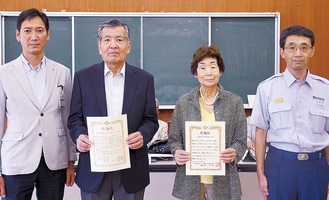 表彰された中村会長（左から２人目）と杉浦会長（左から３人目）