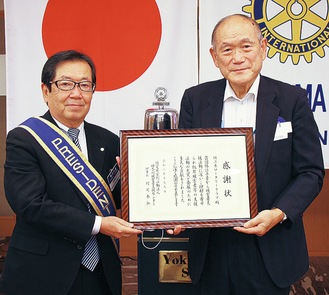 長島所長（右）から感謝状を受け取る熊田会長