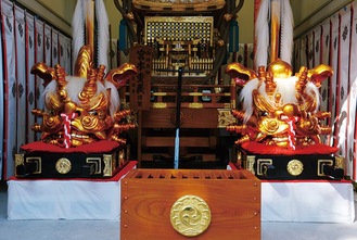 宮神輿の前に置かれた幅1ｍの飾り獅子（左が雄、右が雌）