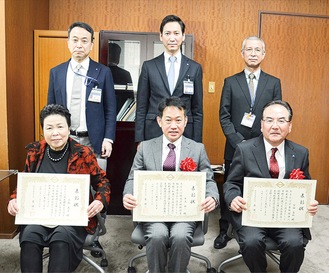 表彰された宮田さん（前列右）、牛尾さん（同中央）、今村さん（同左）と森区長（後列中央）ら※小山さんは欠席