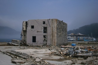 女川町で撮影した転倒した建物