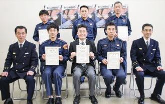 田村さん（前列中央）を囲む表彰された職員
