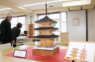 旧燈明寺三重塔の模型と塔内部の写真（右）