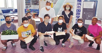 仲川さん（２列目左）、仲介した中西美里さん（同右）と学生ら