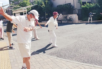 間隔を取りながら軽快に体操