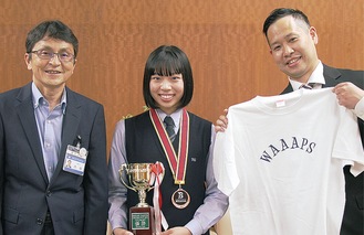 左から渋谷区長、間瀬さん、ワープスの相澤竜太代表