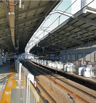 京急鶴見駅に設置されているホームドア＝京急電鉄提供