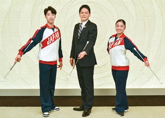 バトンを持つ３人。左から齋藤さん、山中市長、平田さん