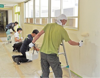 校内のペンキ塗りをする参加者たち