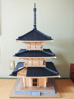 展示作品のひとつ「法起寺三重塔」