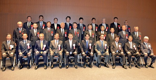山中市長と受賞者ら（一部）