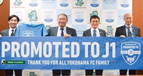 昇格を伝えた片原ＣＯＯ（左から２番目）と渋谷区長（同３番目）