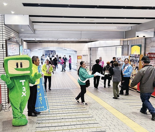 駅利用客にＰＲする関係者たち