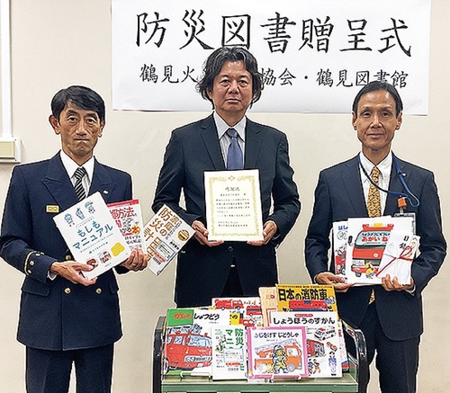 堀江会長（中央）と松本館長（右）、川村署長