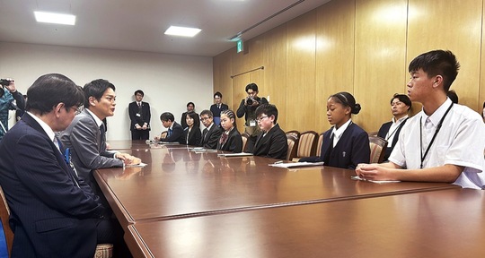 市長に活動報告する林さんら