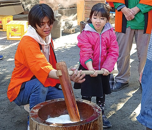 掛け声に合わせて餅をついた