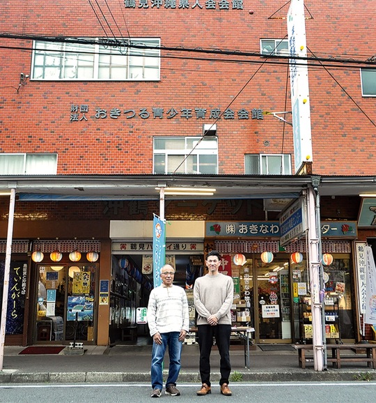 建替えへ思いを語る下里さん（右）と並里さん