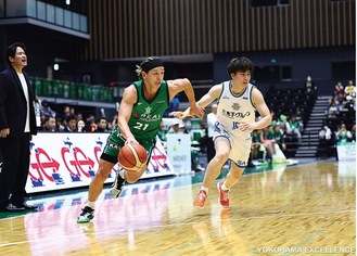 スピード感あふれるプレーを会場で＝提供