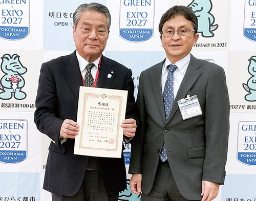 表彰を受けた渡邊会長（左）と渋谷区長