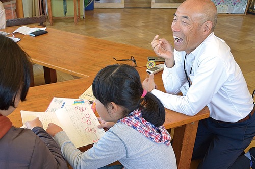 笑顔で子どもと触れ合う若鍋さん（右）