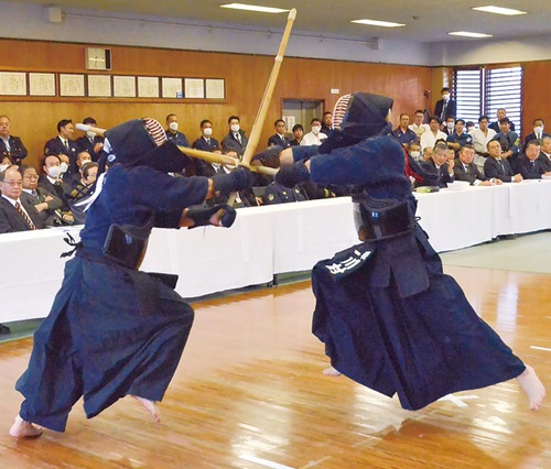 迫力の演武を披露する署員たち