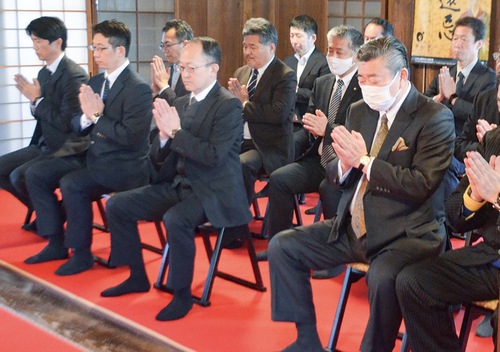 交通安全を祈願する会員たち